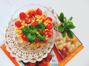 Salade croquante de maïs, blé et tomates cerises.