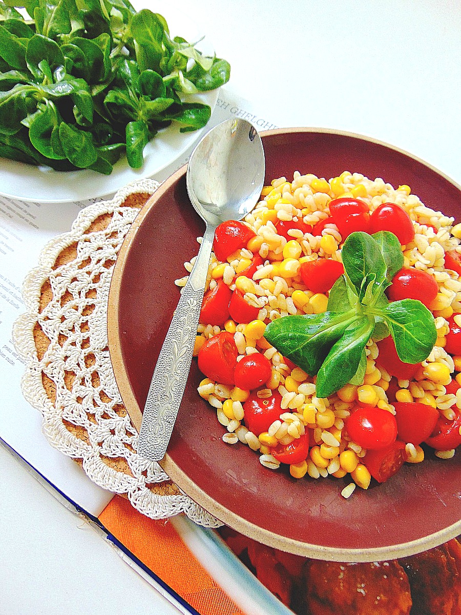 Salade croquante de maïs, blé et tomates cerises.
